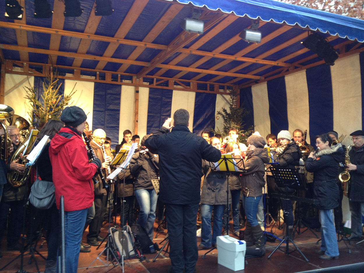 Musikfreunde auf dem Wesselinger Weihnachtsmarkt